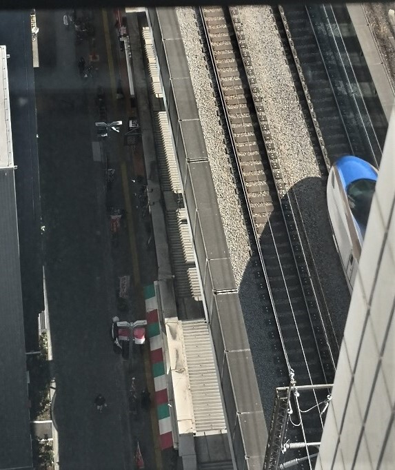 踊り場から～チラリ新幹線