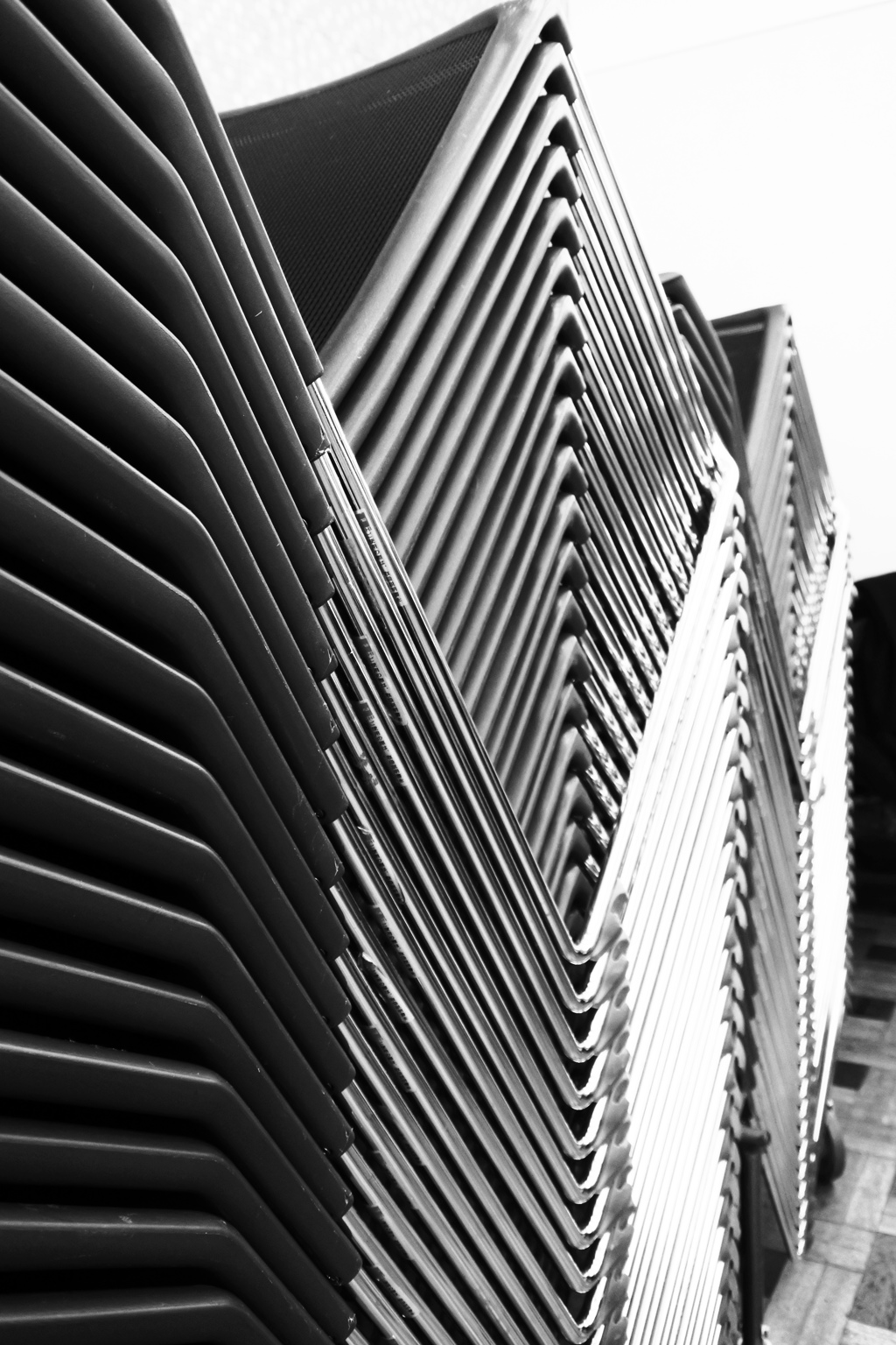 重ねたパイプ椅子