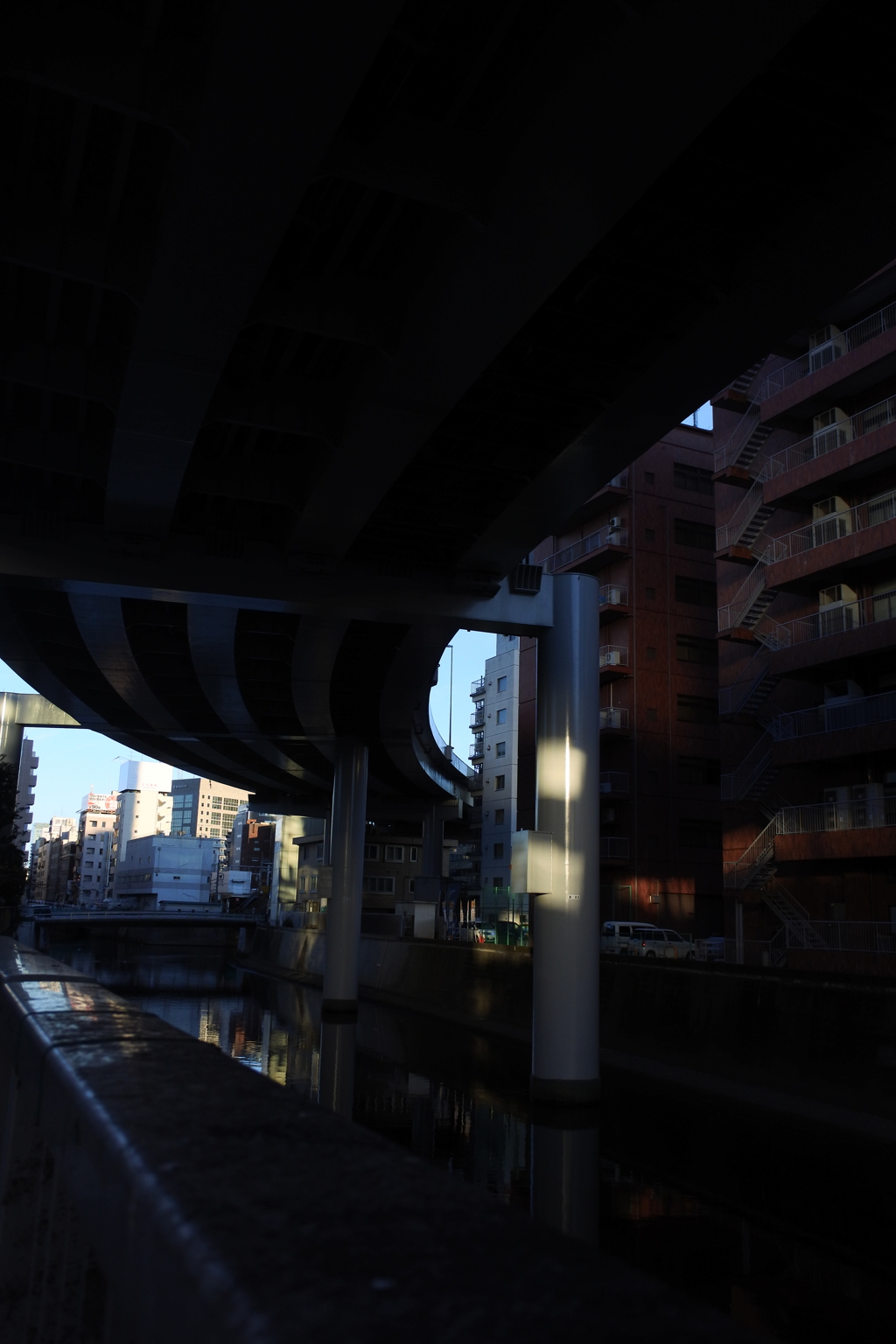 東京散歩　午後3時の高架下