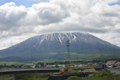 雲に隠れた山