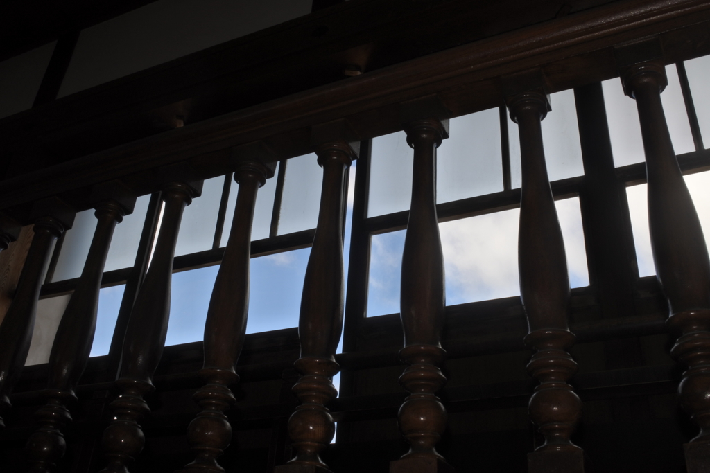 手すりから覗く青空