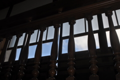 手すりから覗く青空