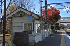 信濃追分のホームに降り立つ