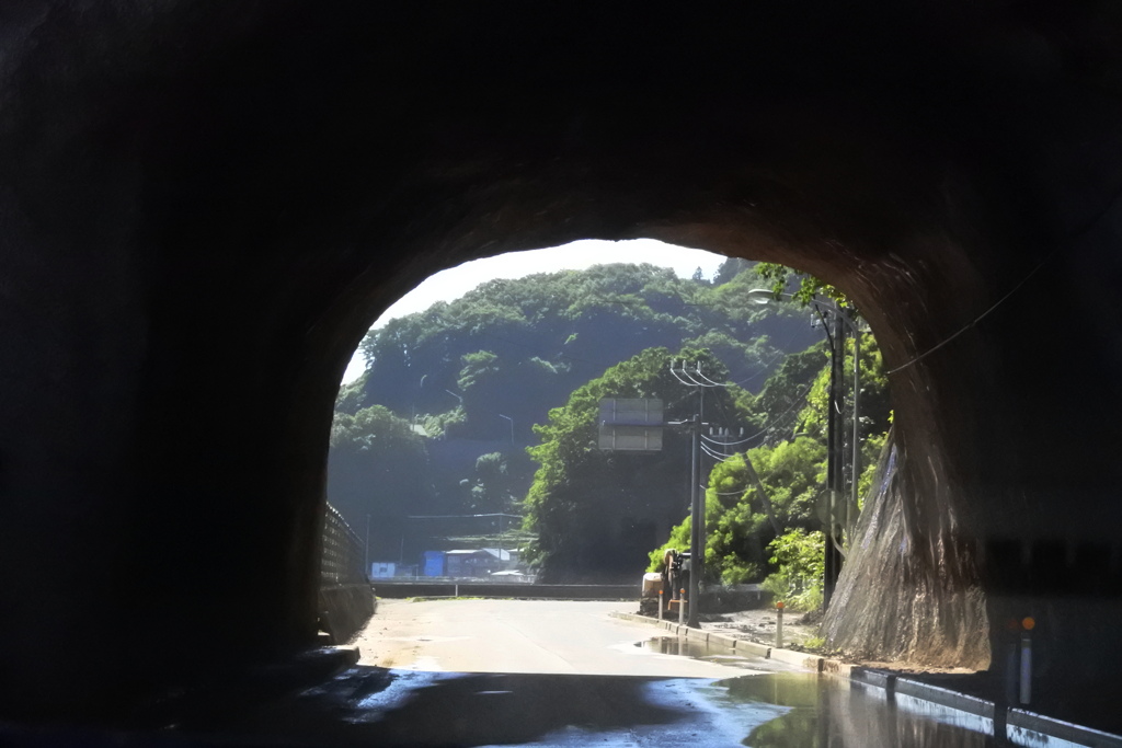 海を前に後ろに山を背負う