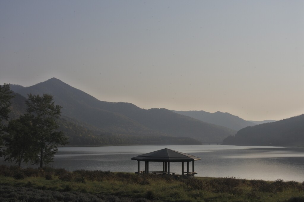 湖の東屋