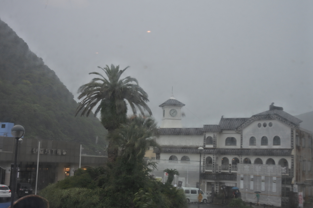 雨の下田駅前
