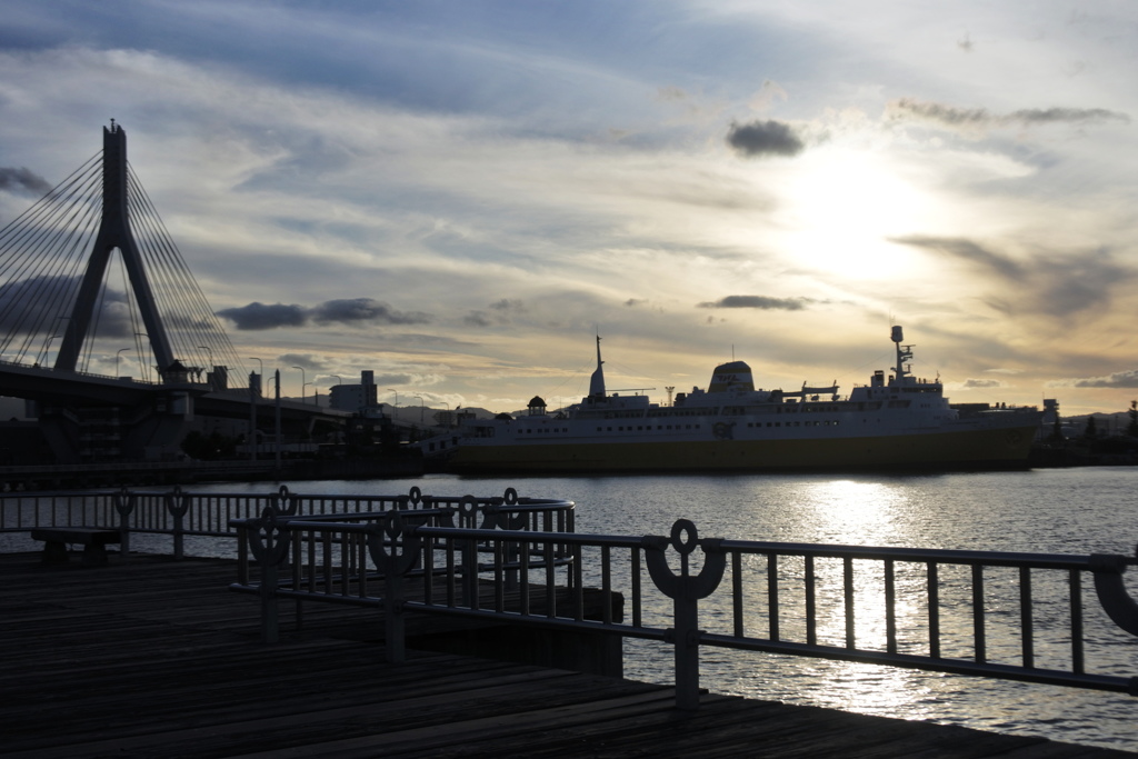 橋と船と夕暮れと