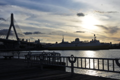 橋と船と夕暮れと