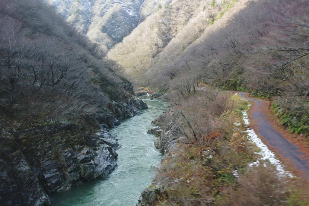 米坂線車窓から　川