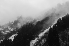 山は雪雲に覆われて