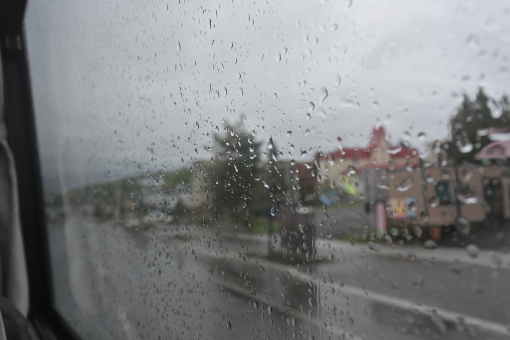 土砂降りの中で出発