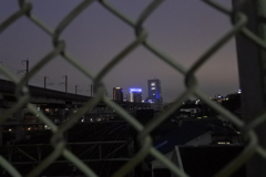 金網の中のビル