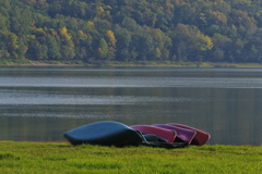 秋の深まる湖