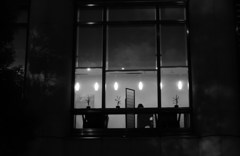 向かいのレストランの窓