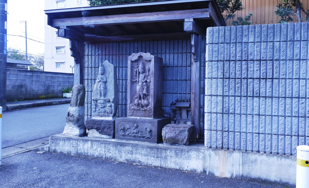 道路わきの観音様?