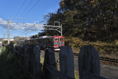 しなの鉄道の列車が走る。