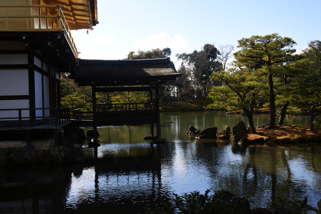 金閣寺の池