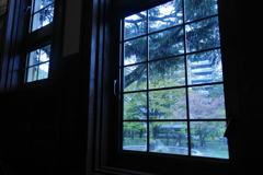 窓の外は雨