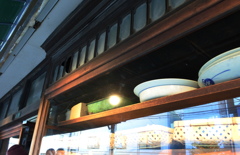 割れたガラスにも歴史を感じる