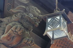 七社神社　舞殿の釣鐘灯篭