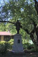 渋沢栄一像と晩香盧