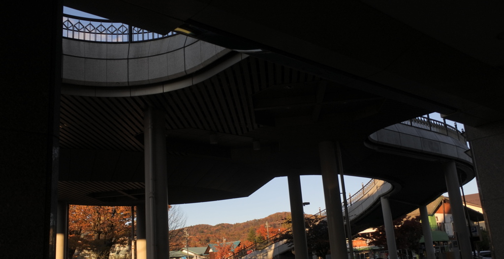 軽井沢駅陸橋の下から