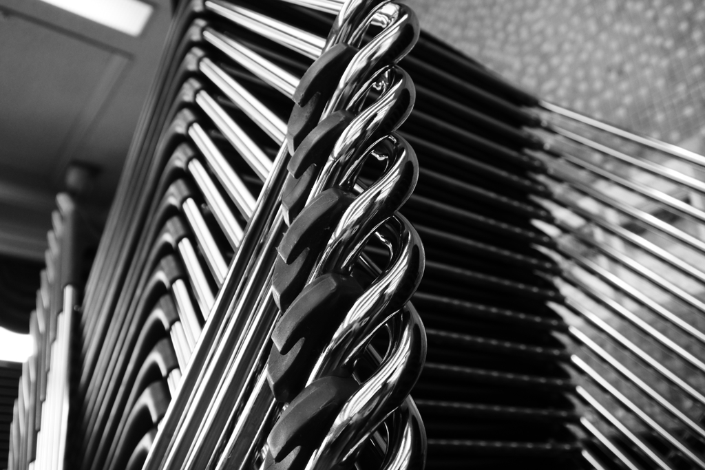 重ねたパイプ椅子