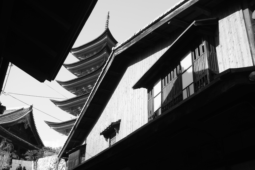 参道の街並みから