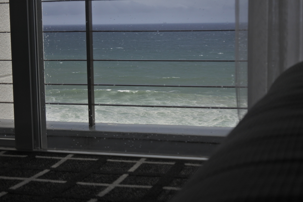 ソファーに座って