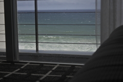 ソファーに座って