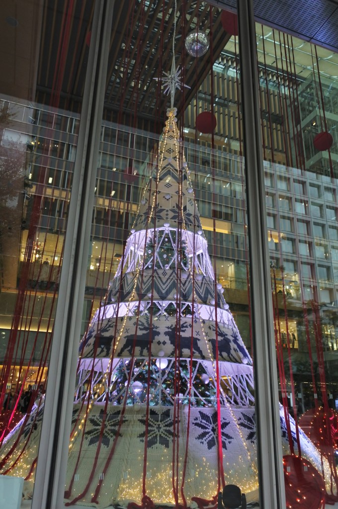 ガラス越しのクリスマスツリー