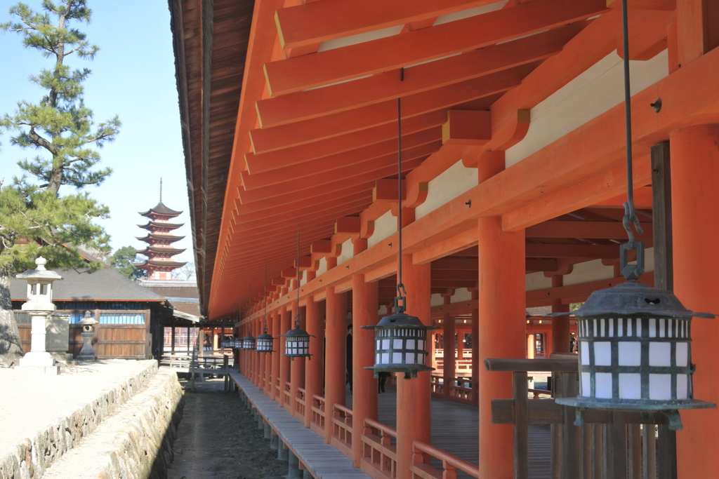 厳島神社の向こうに