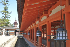 厳島神社の向こうに