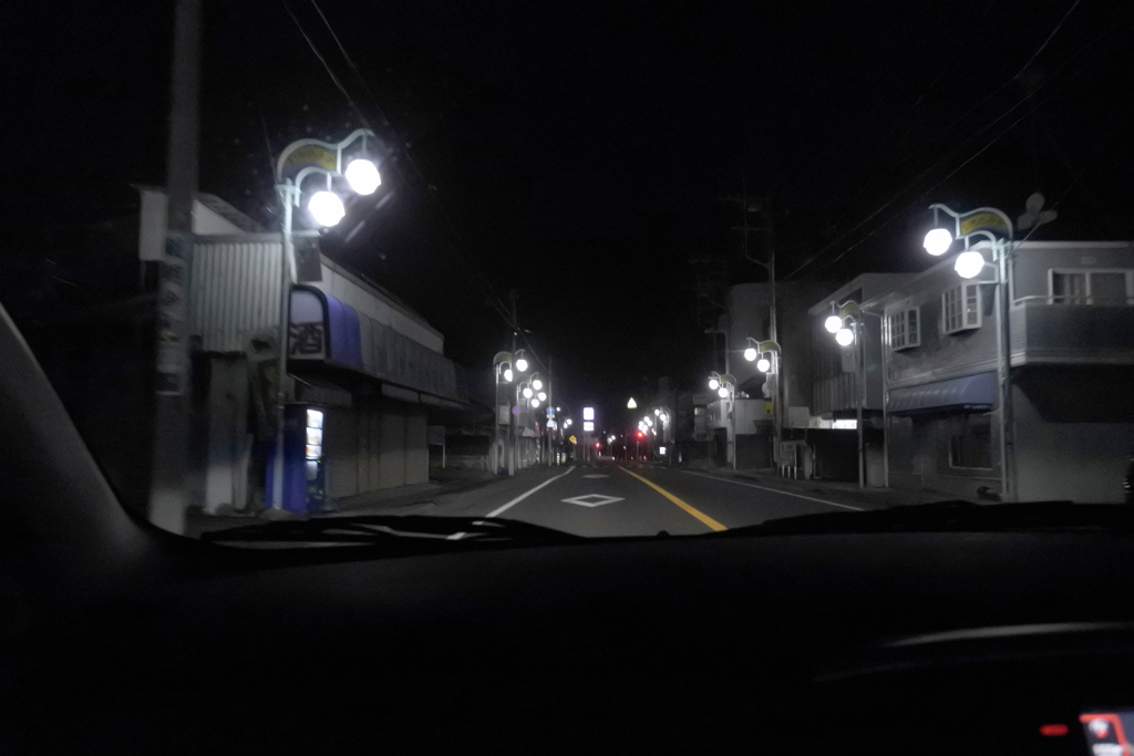 車窓から　夜の商店街