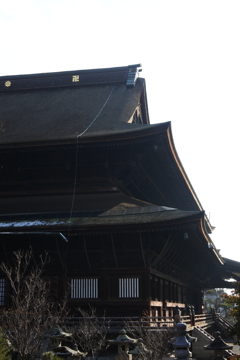善光寺の屋根に残る雪