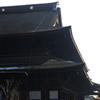 善光寺の屋根に残る雪