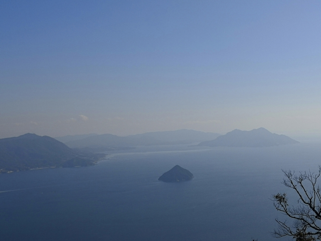 弥山　遠くに島が見える