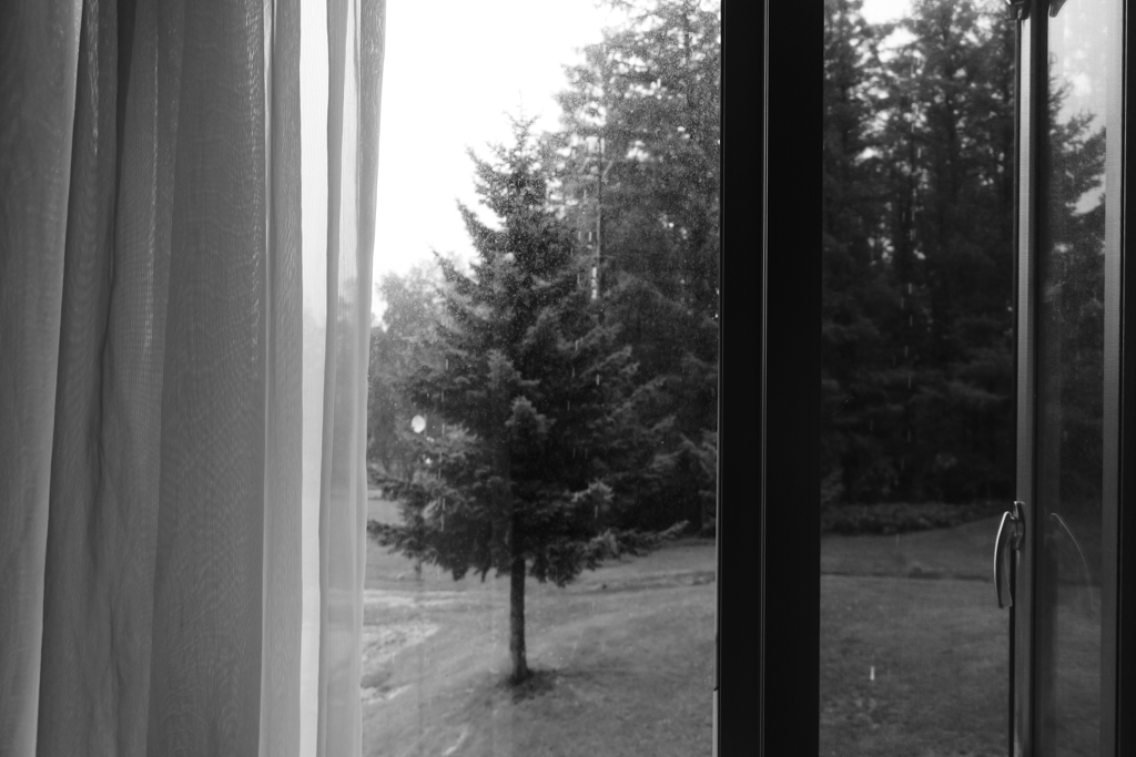 ♪窓の外は雨　雨が降ってる～♫