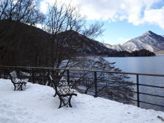 雪のベンチで中禅寺湖を望む