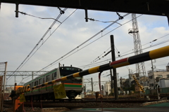 踏切を通過する。