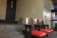 2階の椅子と映写室の文字