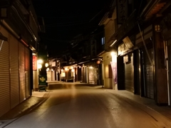 夜の表参道商店街