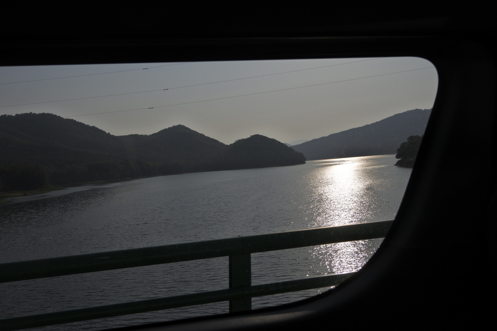 車からのかなやま湖