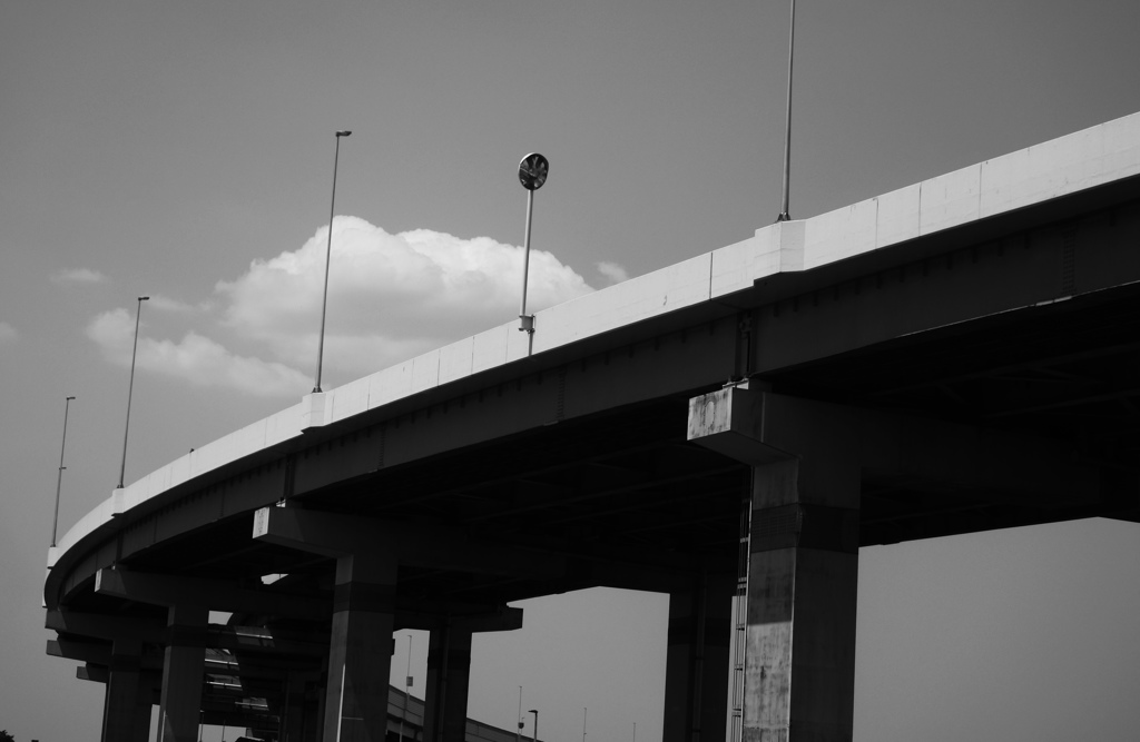 高速道路の白い雲