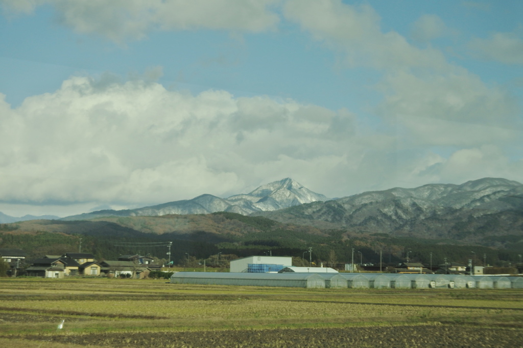 米坂線車窓から　雪山