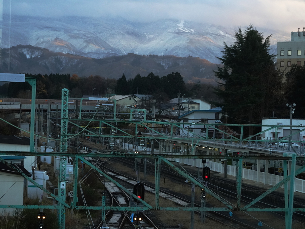 線路の向こうの山々
