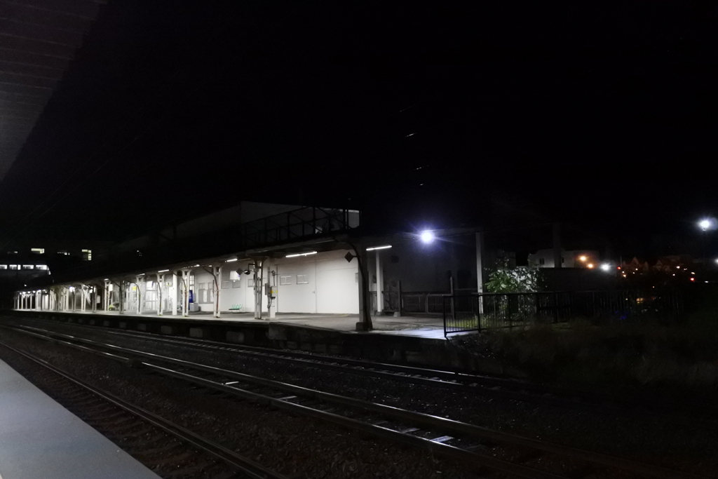 夜のプラットホーム