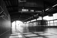 駅を出ていく
