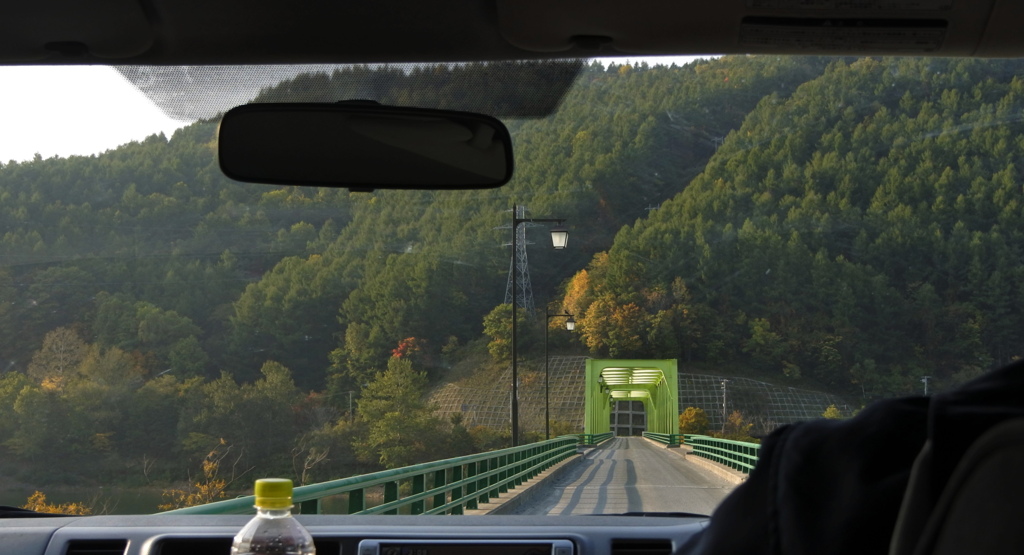 かなやま湖に架かる橋