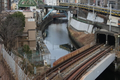 お茶の水　神田川に映る